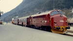 1.900 PS für zwei Wagen: Di 3.624 steht im Mai 1988 abfahrbereit im Bahnhof Andalsnes.