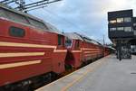 NSB 651 (Di4) & NSB 652 (Di4) mit NZ 476, Bodö - Trondheim S, in Trondheim.