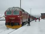 Di4 654 mit dem sdgehenden  Nordlandexpress  in Mo I Rana am 14.03.2002. In Mo I Rana lebte der Ingeneur Ole Tobias Olsen, der 1894 mit der Planung der Nordlandsbanen begann.