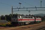 TMZ 108 des schwedischen Eisenbahnverkehrsunternehmens TÅGAB am 20.08.2015 in Hønefoss. TMZ 108 ist die von der DSB übernommene Mz 1423. Fotografiert wurde aus dem von Oslo nach Bergen fahrenden Zug.