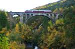 Ein BM 93 berquert die Kylling bru im Romsdalen. Die Brcke ist 76m lang, 59m hoch und wurde zwischen 1913 und 1921 aus graugranit errichtet.Verma, 02.10.2009