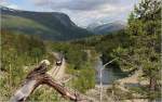 Ein Charakteristikum der norwegischen Raumabahn ist die Streckenfhrung entlang der dort typischen Flusslandschaften - An der Rauma entlang fhrt hier der zweite, als Tandem Talent gefhrte Zug von