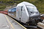 AURLAND (Provinz Sogn og Fjordane), 09.09.2016, Lok 18 2247 vor Zug 609 nach Bergen beim Halt im Bahnhof Myrdal (Kommune Aurland) an der Bergenbahn