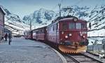 Anfang Mai 1988 steht El 11.2098 der NSB abfahrbereit nach Flam im Bahnhof Myrdal der Bergenbahn.