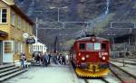 El 11 2098 ist im Mai 1988 mit einem Zug aus Myrdal in Flam eingetroffen.