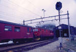 NSB El 13 2124 fährt gleich durch den Schneeschutztunnel im Bahnhof Finse.