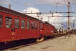 El 13 mit Personenzug Trondheim - Rros - Hamar - Oslo am 23.08.1993 in Hamar. Bis Hamar fhrt der Zug mit Diesellok, dort wird beim Kopfmachen eine E-Lok bis Oslo verwendet.