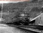 NSB - Myrdal - Die BR 13.2154 fhrt mit einem schweren Schnellzug aus
Oslo weiter nach Voss und Bergen, irgendwann in August 1961. In diesem
Bahnhof von Myrdal gibt es Anschluss nach Flam.  In der Zeit, vor 50 Jahre, war ein Schlafwagen direkt von Flam nach Oslo und ab Myrdal mit dem Nachtzug aus Bergen nach Oslo zusammengebracht. Foto: J.J.Barbieux  