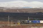 El 14.2200 vor der Kulisse der schneebedeckten 2000er vom Dovrefjell kurz vor Hjerkinn; 02.10.2009