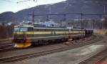 El 15 2194 und eine weitere El 15 treffen mit einem Erzzug in Narvik ein (Mai 1988). Insgesamt wurden 1967 sechs dieser Lokomotiven speziell fr den Einsatz auf der Erzbahn Kiruna - Narvik gebaut. Inzwischen wurden sie an HectorRail verkauft.