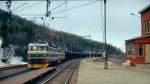 Neben den Dm3 der SJ wurden vor der Erzzügen zwischen Narvik und Kiruna auch die El 15 der NSB eingesetzt, hier durchfahren El 15 2192 und eine weitere El15 im Mai 1988 den Bahnhof Straumsnes in