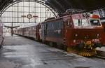 Mit einem Schnellzug aus Oslo ist El 16 2207 im Mai 1988 in Bergen angekommen.