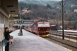 Freundlicher Gruß von der Stationsvorsteherin: NSB-El 16 2215 durchfährt im Mai 1988 mit einem Schnellzug nach Oslo den Bahnhof Arna an der Bergenbahn