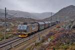 El 16 2203 der CargoNet ist im windigen und rauhen Norwegen zwischen Finse und Haugastol in Richtung Oslo unterwegs. Aufgenommen am 14.10.2021.