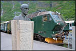 Fl�msbana El17 2230  Hai  am 04.06.2026 an der B�ste Ingolf Elster Christensens im Bahnhof Fl�m.