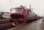 17 2226 mit Expresszug am 10.08.1993 in Sandnes, Strecke Stavanger - Oslo.