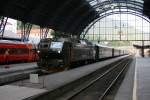 Die beiden Kompositionen der Flamsbahn sind jede Nacht zu Gast im Bergener Hauptbahnhof mangels geschtzter Abstellanlagen in Myrdal oder Flam. Aufnahme am 8.7.2010. 