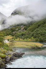 Vy El 18 2253 und 2255 mit einem Zug der Flåmbahn von Myrdal nach Flåm am 24.