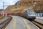 Am 04.10.2019 erreicht 18 2250 mit Reg 61 aus Oslo den Bahnhof Myrdal.