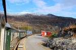 Blick zurück auf die Station Vatnahalsen der Flåmbahn inklusive Panoramakurve und Bergblick.