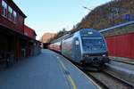 Am Nachmittag des 04.10.2019 erreicht 18 2247 mit ihrem Zug von Oslo nach Bergen den Bahnhof Myrdal.