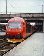 Die NSB El 18 2242 steht mit einem Reisezug in Oslo Central und wartet auf die Abfahrt.