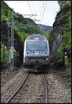 Fl�msbana VY El18 2253 schiebt am 04.06.2026 den Zug in Richtung Myrdal nach.