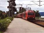 18 2258 mit Zug 43 Trondheim-Oslo auf Bahnhof Lillehammer am 9-7-2000.