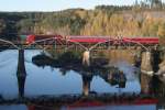 Tog 602 berquert bei Vikersund den Snarumselva. Hauptmotiv? Die Landschaft. Leider hab ich die Spiegelung versaut. Aber ich bin froh, dass mir hier nichts passiert ist. Das war mit Abstand der gefhrlichste Fotostandpunkt! Vikersund; 17.10.2009