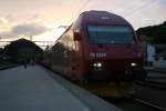 Auch nachts leisten die El 18 gute Dienste auf der Bergenbahn: El 18 2258 am 8.7.2010 vor dem Nachtzug Bergen - Oslo in Bergen. 