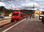 18 2249 mit Zug 601 Oslo-Bergen auf Bahnhof Geilo am 3-7-2000.