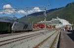 Vom Kreuzfahrtschiff auf kürzestem Weg in den Zug - El 18 2255 erreicht am 20.08.2015 mit dem Zug von Myrdal den Ziel- und Endbahnhof Flåm.