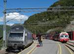 Züge der Flåmsbahn links und Bergenbahn rechts am 20.08.2015 in Myrdal.