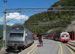 Züge der Flåmsbahn links und Bergenbahn rechts am 20.08.2015 in Myrdal. Während El 18 2241 mit dem Zug aus Flåm in den Zielbahnhof einfährt, steht Triebwagen BM 69081 bereit, um in wenigen Minuten seine Fahrt nach Bergen zu beginnen.