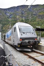 AURLAND (Provinz Sogn og Fjordane), 09.09.2016, Lok 18 2250 im Bahnhof Flåm, dem Beginn (oder Ende) der Flåmsbana am Aurlandfjord; diese Lok befindet sich am Ende eines Zuges, der sich in