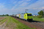 119 008 (185 627) mit einem Kesselzug am 01.05.2017 bei Plattling. 