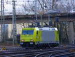 Ein Nachschuss auf die Lok 119 004-9 von Alpha-Trains sie fährt als Lokzug von Aachen-West nach Köln-Eifeltor und fährt in Richtung Aachen-Schanz,Aachen-Hbf,Aachen-Rothe-Erde,Stolberg-Hbf(Rheinland)Eschweiler-Hbf,Langerwehe,Düren,Merzenich,Buir,Horrem,Kerpen-Köln-Ehrenfeld,Köln-West,Köln-Süd. Aufgenommen vom Bahnsteig in Aachen-West. Am Kalten Nachmittag vom 1.2.2018.