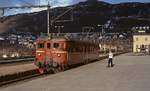 NSB 67 03 im Mai 1988 im Bahnhof Narvik. Dieser 1953 in Dienst gestellte Triebwagen versah den damals noch existierenden Lokalverkehr auf der Ofotbahn zwischen Narvik und Björnfjell an der schwedischen Grenze.