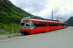 Der erste morgendliche Regionalzug Bergen - Myrdal - Bergen wird an seinem Endbahnhof durch den Neigezug Bergen - Oslo berholt.