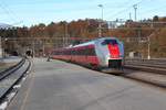 Am 07.10.2019 verlässt ein Triebzug der Reihe 73 den Bahnhof Dombås in Richtung Oslo.