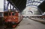 Im Mai 1988 steht der BM 65 55 der NSB abfahrbereit in der Bahnhofshalle von Bergen.