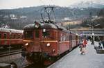 Ein BM 65-Doppel der NSB ist im Mai 1988 in Bergen angekommen, vorne der BM 65 57. Dieser Triebwagen wurde 1951 von NEBB/Skago hergestellt und knapp vier Monate nach dieser Aufnahme, am 09.09.1988, abgestellt.
