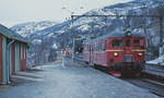 Auch Mitte Mai 1988 präsentierten sich die Berge entlang des Ofotfjordes noch schneebedeckt. Auf dem norwegischen Teil der Erzbahn zwischen Björnfjell und Narvik fand damals noch ein (schwacher) Personenverkehr statt, der vom 1953 in Dienst gestellten BM 67.03 bewältigt wurde, hier trifft der Triebwagen im einsam gelegenen Bahnhof Straumsnes ein. Seit 2013 halten hier keine Personenzüge mehr.