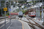 VOSS (Provinz Hordaland), 09.09.2016, Lok 18 2247 und Triebwagen 69082 warten im Bahnhof Voss an der Bergenbahn auf ihre nächsten Einsätze