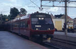 Ein NSB Regionalzug der Baureihe BM 70 (70605) fährt in Larvik ein. (August 1998, Scan vom Farbdia)