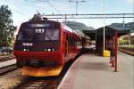 70614 (ABS), B70838, B70827, BFM70014 mit Regionalzug 316/817 Lillehammer-Oslo-Skien auf Bahnhof Lillehammer am 9-7-2000.  Bild und scan: Date Jan de Vries.