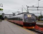 Triebzug Richtung Lillehammer am 09.07.2012 im Bahnhof Hamar.