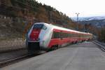 Am Nachmittag des 07.10.2019 verlässt ein Triebzug der Reihe 73 den Bahnhof Dombås in Richtung Oslo.