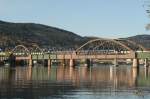 Der Flytog erreicht in wenigen Augenblicken seinen Endpunkt Drammen. Hauptmotiv: Die Brcke; 17.10.2009