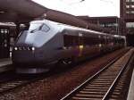 GMB BM71010, GMB BMU 71210 + GMB BFM 71110 mit Zug Oslo-Oslo Lufthavn auf Oslo Hauptbahnhof am 11-7-2000.